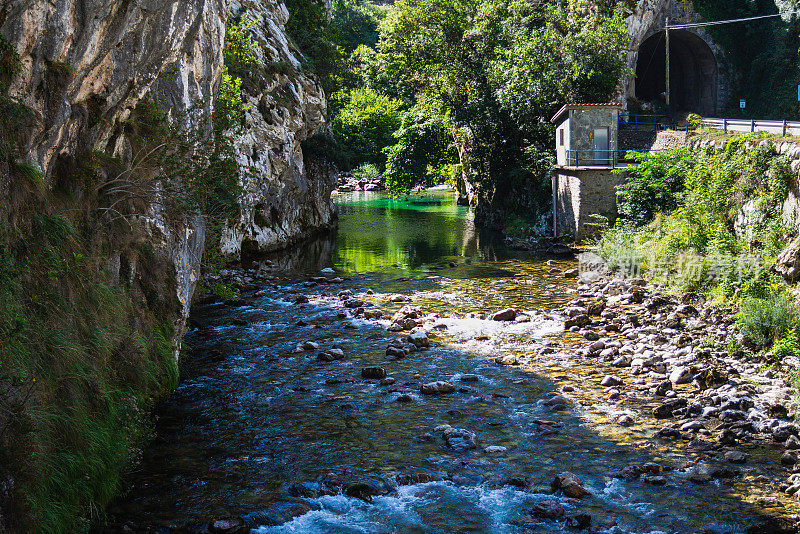 这条河位于poncebos村(西班牙阿斯图里亚斯)，著名的徒步路线从这里开始，位于西班牙欧罗巴的picos de europa。
